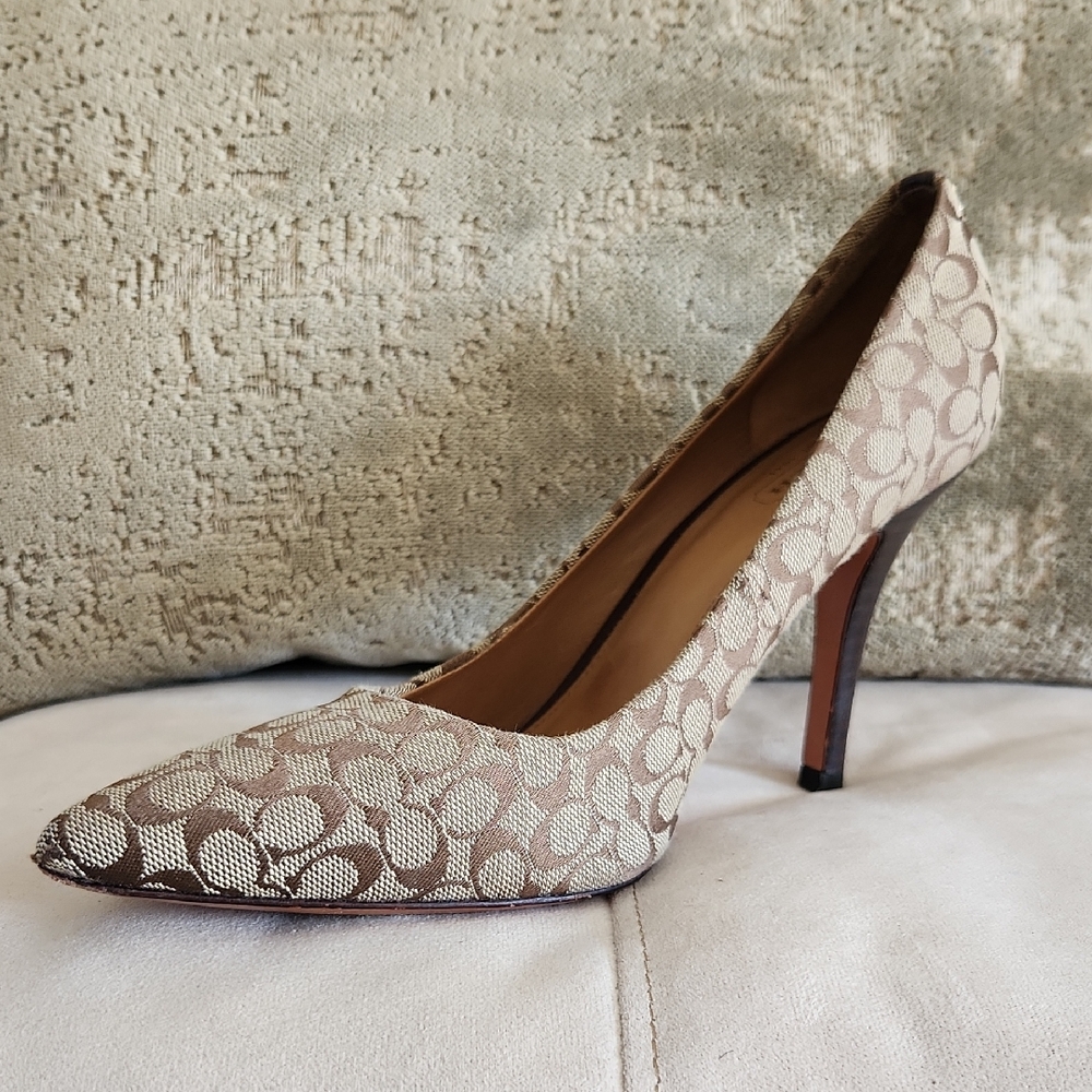 Coach, size 9B, classic print